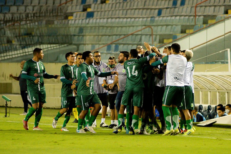 Jogadores do Floresta comemoram golaço de Iarley na Copinha