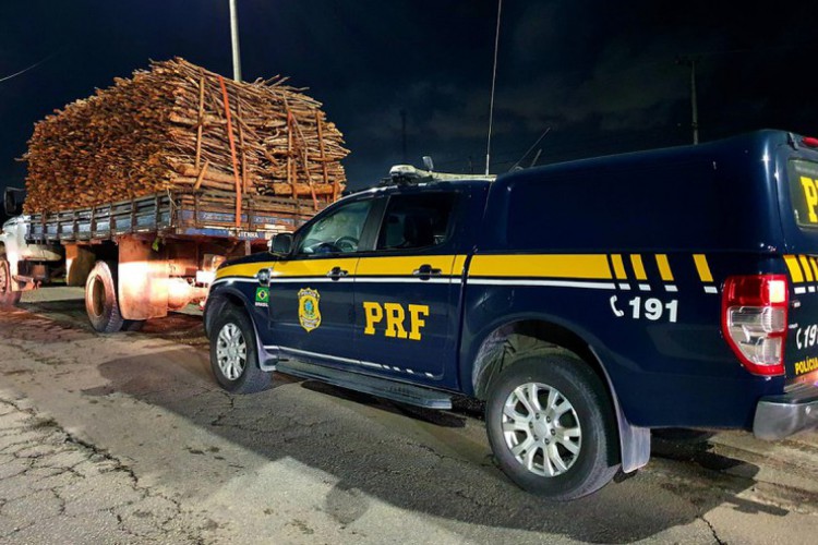 A PRF apreendeu uma carga de madeira em São Gonçalo do Amarante 