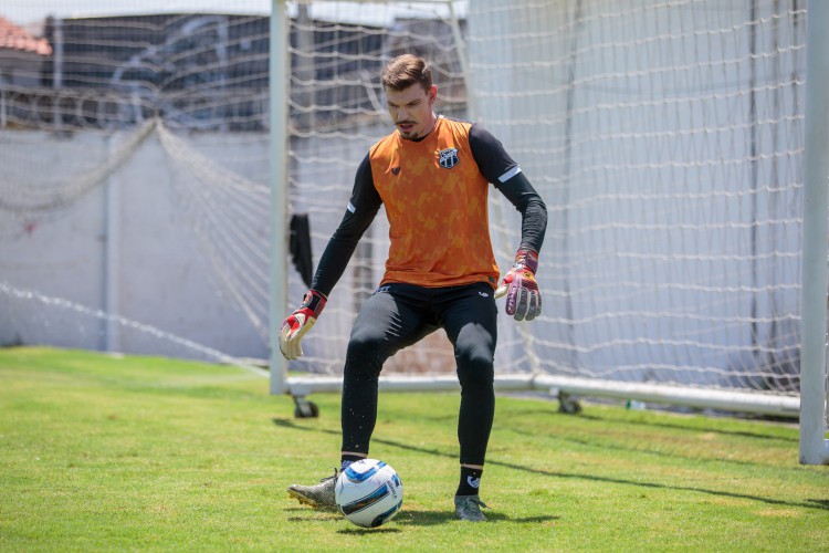 Goleiro João Ricardo com a bola em treino do Ceará no estádio Carlos de Alencar Pinto, em Porangabuçu