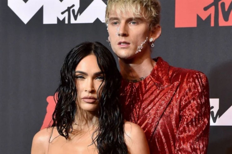 Um homem desconhecido tentou agredir Machine Gun Kelly durante evento na Califórnia e Megan Fox foi atingida