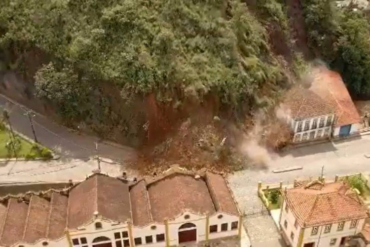 Deslizamento de terra atinge prédio histórico em Ouro Preto, Minas Gerais