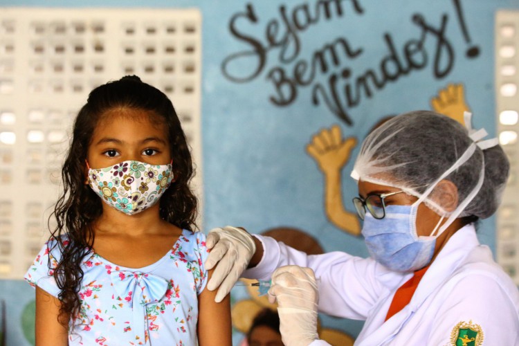 Vacinação em crianças para Covid inicia em Fotaleza no dia 15-01-2022, sábado. NA foto criança recebendo dose de vacina aplicada por enfermeira. 