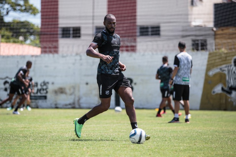 Luiz Otávio treinando com o restante do elenco em Porangabuçu