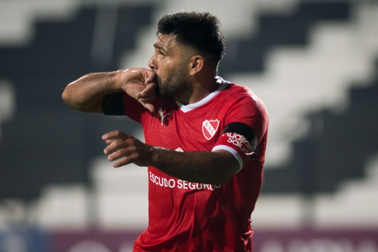 Atacante Silvio Romero comemora gol no jogo Fênix x Independiente, pela Copa Sul-Americana