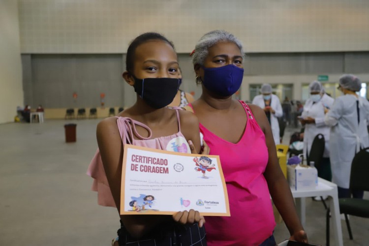 Cecília, de 11 anos, moradora do Vila União, em Fortaleza, foi a 1ª cearense a receber o imunizante pediátrico da Pfizer. 