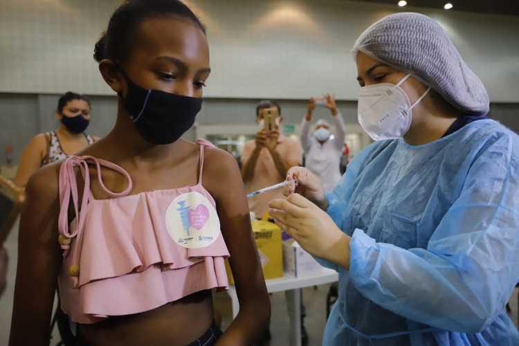 Cecília, de 11 anos, moradora do Vila União, foi a 1ª cearense a receber o imunizante pediátrico da Pfizer.