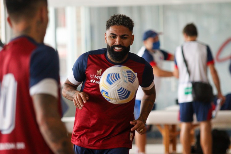 Atacante Romarinho com a bola em treino do Fortaleza no Centro de Excelência Alcides Santos, no Pici