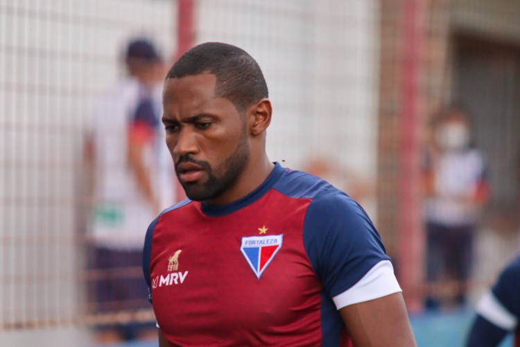 Lateral-direito e zagueiro Tinga em treino do Fortaleza no Centro de Excelência Alcides Santos, no Pici 