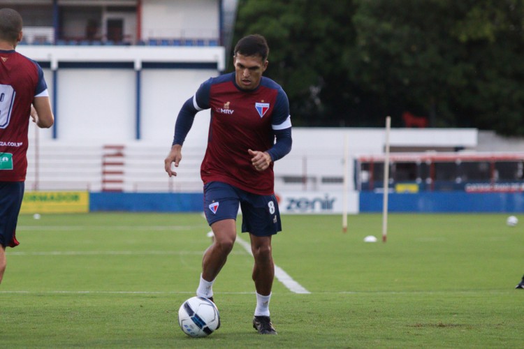 Atacante Robson com a bola em treino do Fortaleza no Centro de Excelência Alcides Santos, no Pici