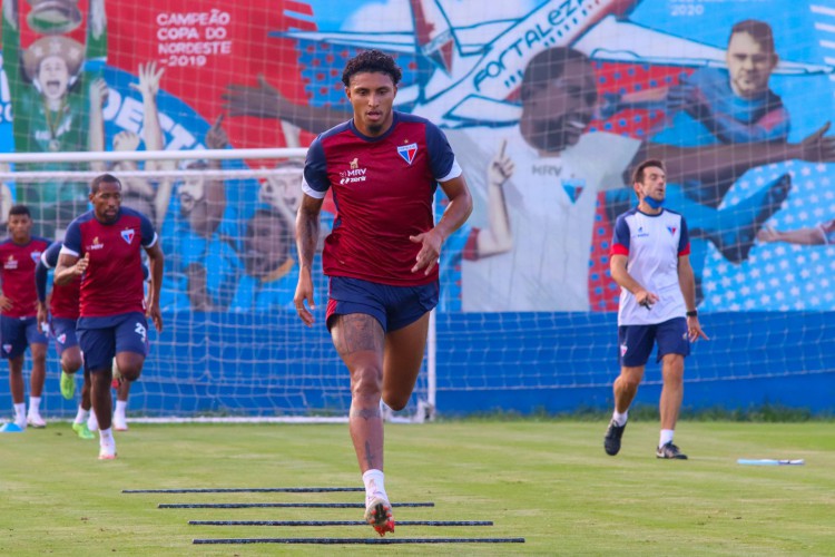 Volante Éderson em treino do Fortaleza no Centro de Excelência Alcides Santos, no Pici