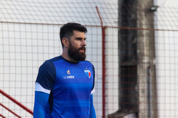 Goleiro Fernando Miguel em treino do Fortaleza no Centro de Excelência Alcides Santos, no Pici