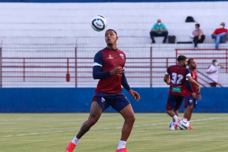 Atacante David com a bola em treino do Fortaleza no Centro de Excelência Alcides Santos, no Pici