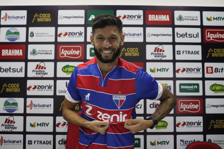 Lateral-esquerdo Juninho Capixaba é apresentado como novo reforço do Fortaleza no Centro de Excelência Alcides Santos, no Pici.