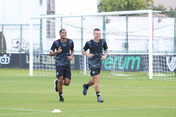 Kelvyn e Iury Castilho participaram do treino do Ceará deste sábado, 15. 