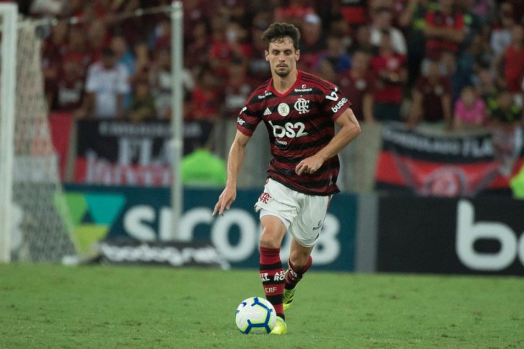 Rodrigo Caio recebe alta do hospital, mas segue como desfalque no Flamengo. 