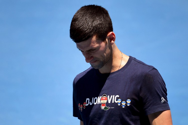 Novak Djokovic durante treino em preparação para o Aberto da Austrália