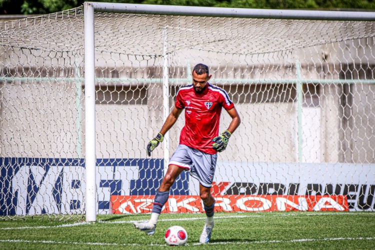 Goleiro Jonathan em aquecimento antes do jogo Atlético-CE x Ferroviário, no Domingão, pelo Campeonato Cearense