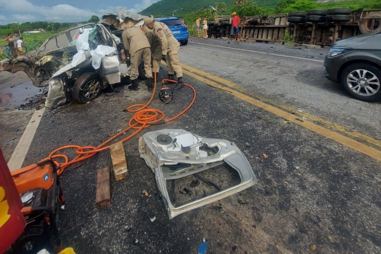 Acidente envolveu um carro e um caminhão do tipo carreta, com carga de aproximadamente 2 toneladas de carne, na tarde deste domingo, 16, em Moreira, na cidade de Umirim