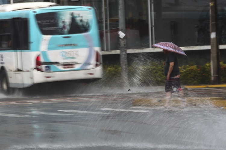 ￼ DOMINGO de chuva em Fortaleza e 93 mais municípios cearenses, segundo a Funceme