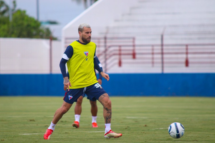 Meia Lucas Lima com a bola em treino do Fortaleza no Centro de Excelência Alcides Santos, no Pici