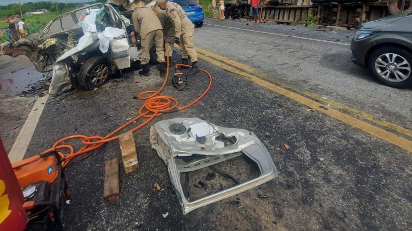 Acidente envolveu um carro e um caminhão do tipo carreta, com carga de aproximadamente 2 toneladas de carne, na tarde deste domingo, 16, em Moreira, na cidade de Umirim 