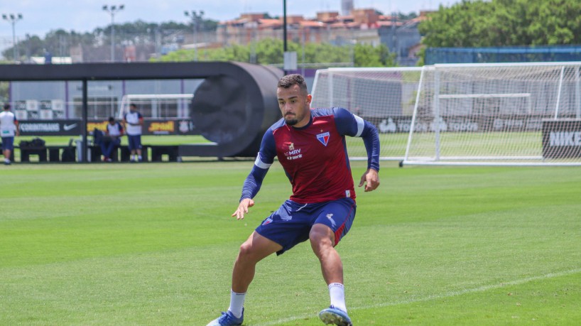 Atacante Igor Torres com a bola em treino do Fortaleza no CT Joaquim Grava, do Corinthians