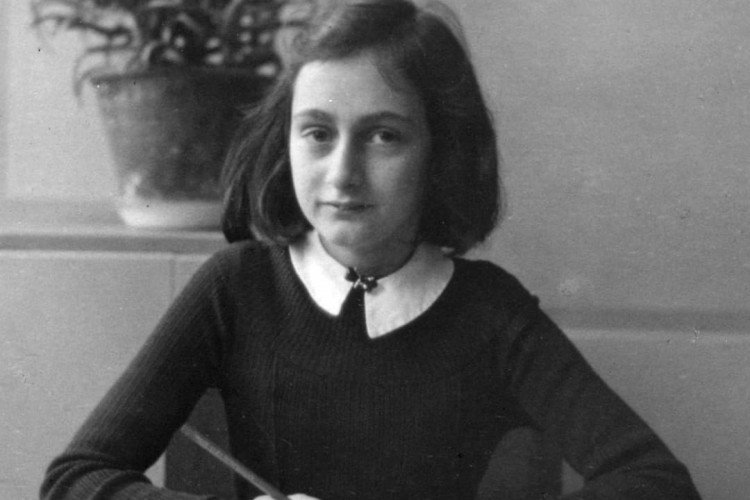 De origem alemã, Anne Frank vivia em Amsterdã, nos Países Baixos, quando os nazistas ocuparam o país