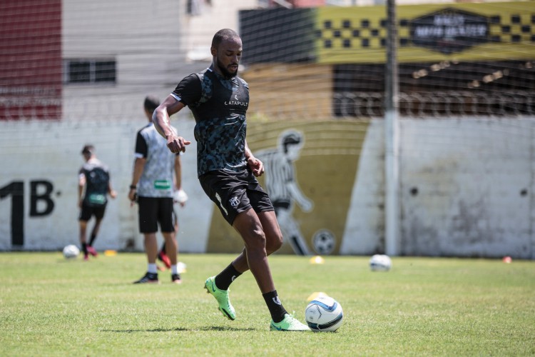 Zagueiro Luiz Otávio com a bola em treino do Ceará no estádio Carlos de Alencar Pinto, em Porangabuçu