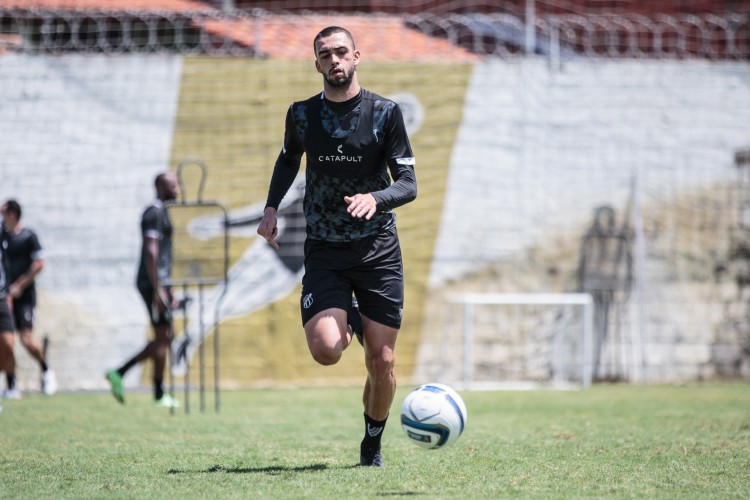 Zagueiro Gabriel Lacerda com a bola em treino do Ceará no estádio Carlos de Alencar Pinto, em Porangabuçu