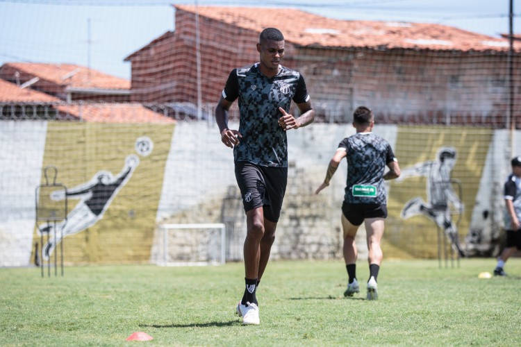 Atacante Cléber em treino do Ceará no estádio Carlos de Alencar Pinto, em Porangabuçu