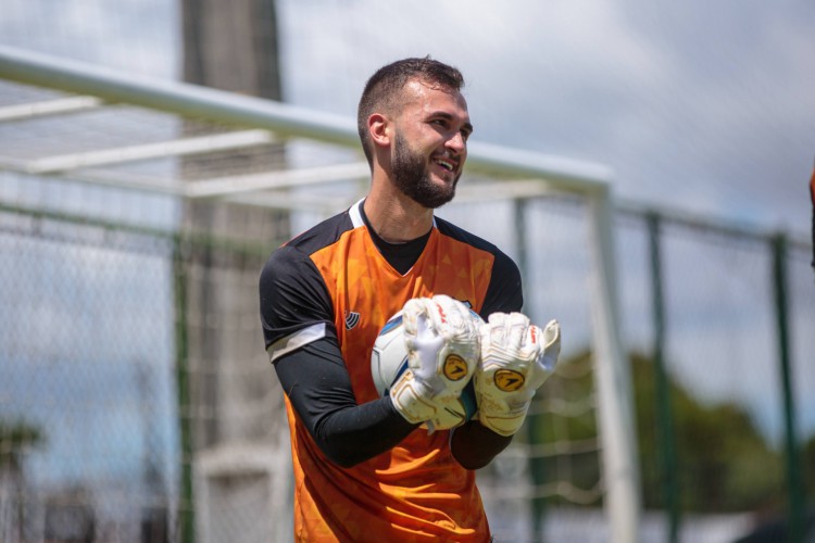 Goleiro Vinícius Machado com a bola em treino do Ceará no estádio Carlos de Alencar Pinto, em Porangabuçu