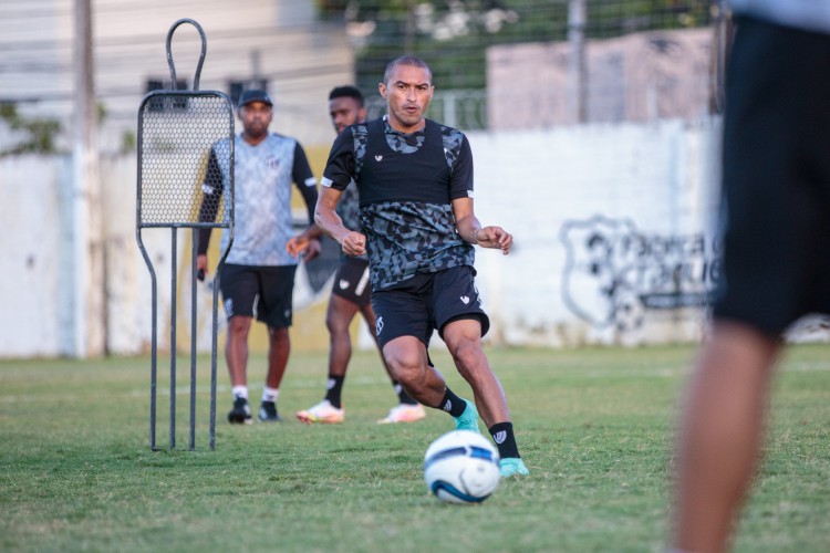 Lateral-direito Nino Paraíba com a bola em treino do Ceará no estádio Carlos de Alencar Pinto, em Porangabuçu