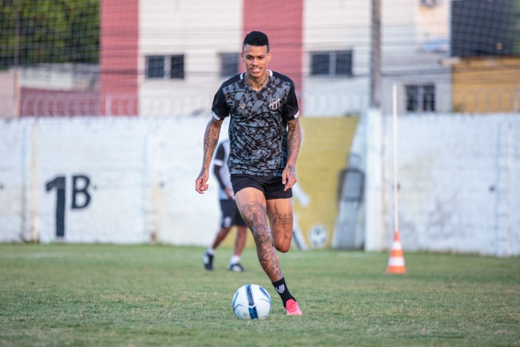 Volante Richard com a bola em treino do Ceará no estádio Carlos de Alencar Pinto, em Porangabuçu