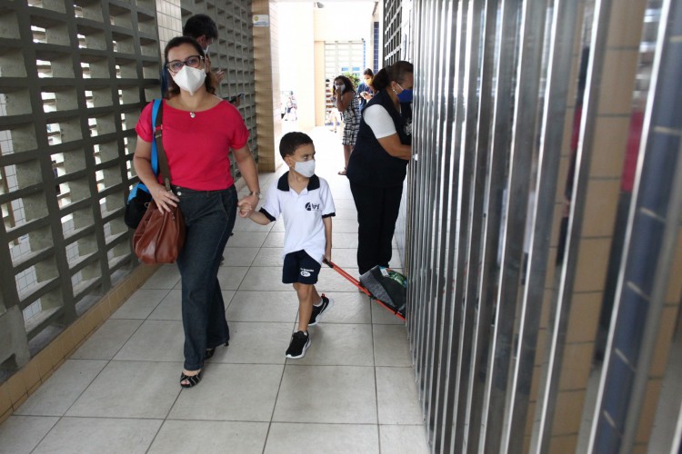 Mães buscam os filhos na saída do primeiro dia de aula presencial no colégio Ari de Sá, sede Aldeota