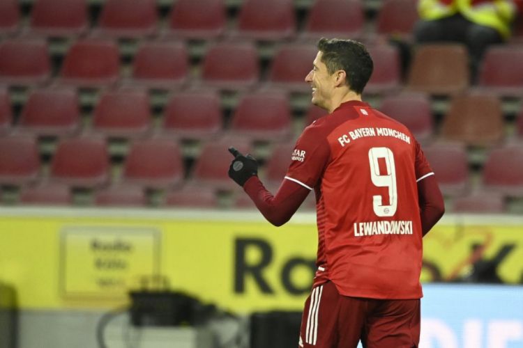 Lewandowski foi eleito melhor do mundo por temporada em 2021