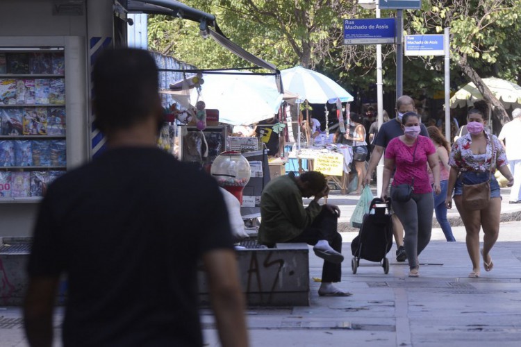 População usa máscaras nas ruas do Rio de Janeiro, desde ontem (23) a prefeitura tornou o uso obrigatório através de decreto. 