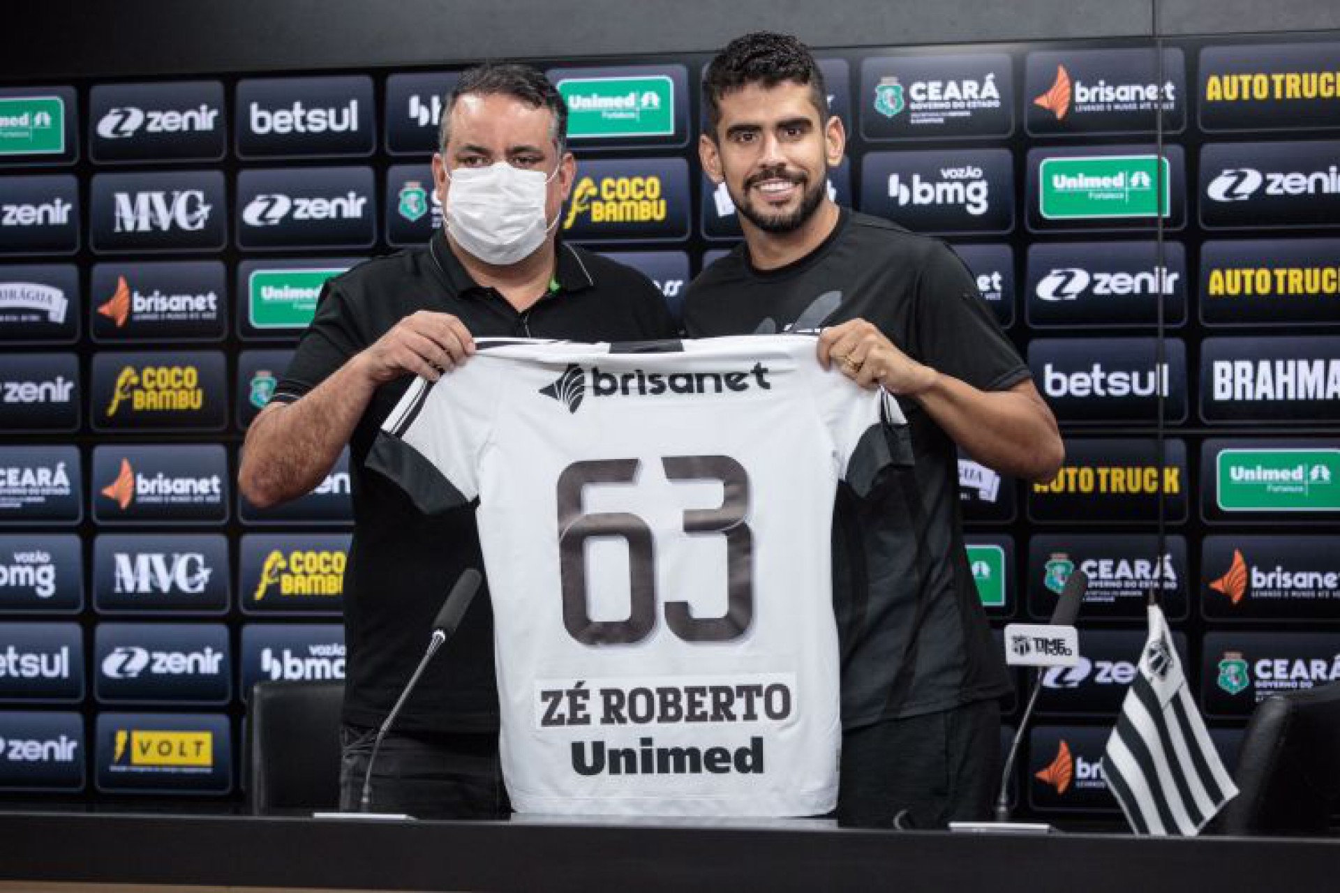 Ao lado do executivo de Futebol do Ceará, Jorge Macedo, Zé Roberto exibe a camisa 63 que usará pelo Vovô (Foto: Felipe Santos / Ceará SC)