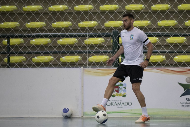 Bruno Taffy com a bola em treino da seleção brasileira masculina de futsal no ginásio José Francisco Perini, em Gramado