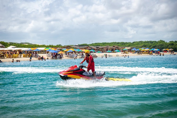 Entre os banhistas resgatados, havia turistas de outros estados e de Portugual. Na foto, guarda-vidas usa moto aquática durante ação de salvamento marítimo 