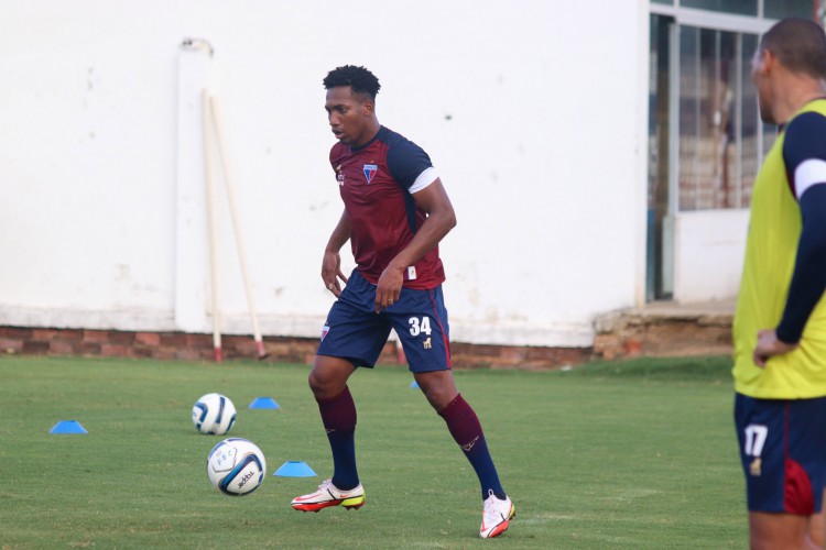 Zagueiro Anthony Landázuri com a bola em treino do Fortaleza no Centro de Excelência Alcides Santos, no Pici