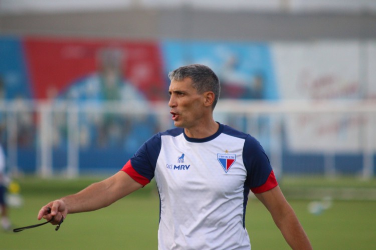 Técnico Juan Pablo Vojvoda em treino do Fortaleza no Centro de Excelência Alcides Santos, no Pici