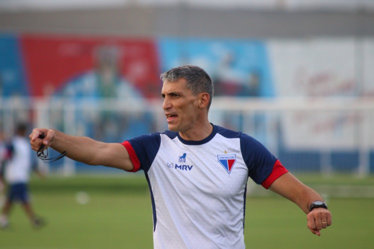 Técnico Juan Pablo Vojvoda em treino do Fortaleza no Centro de Excelência Alcides Santos, no Pici