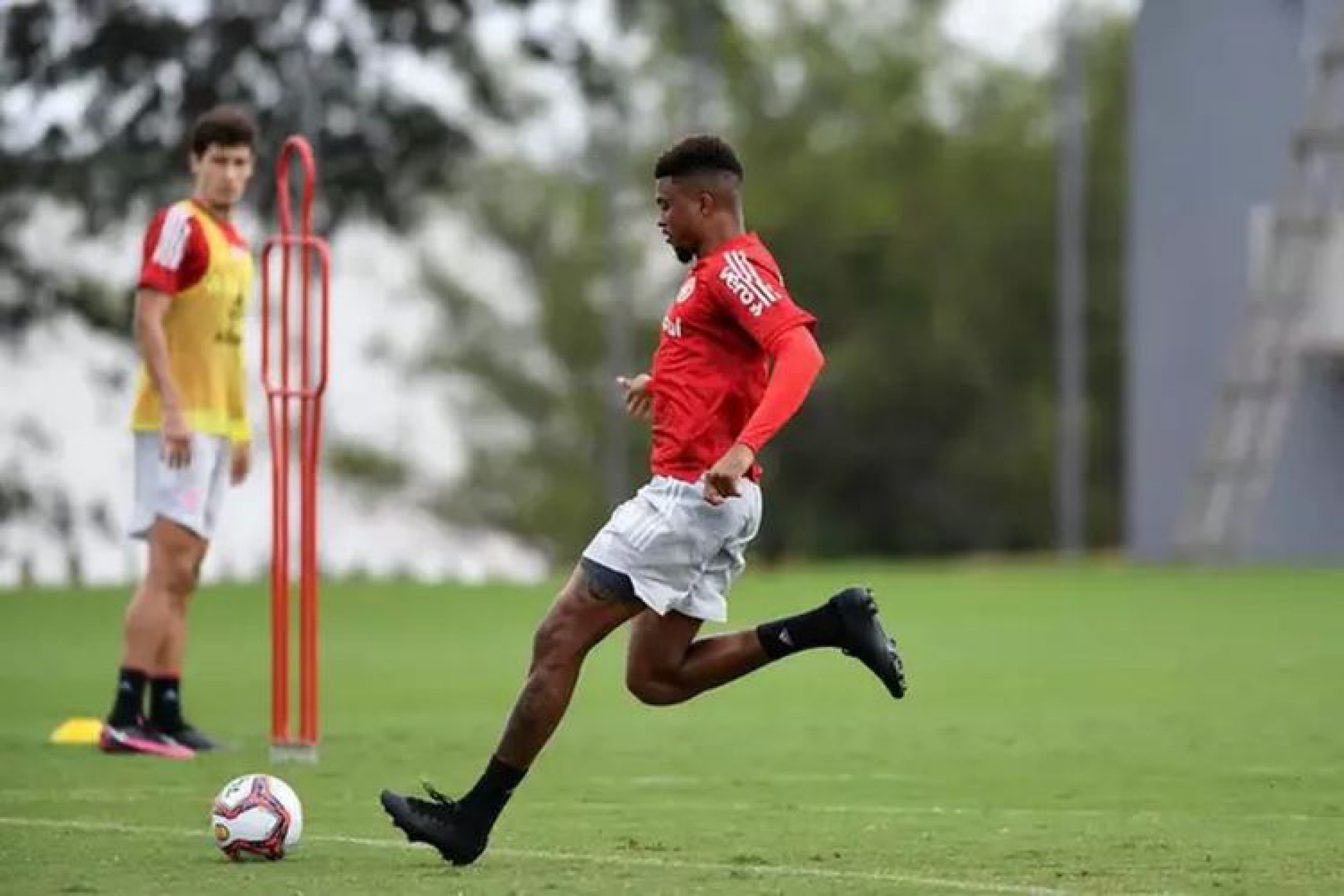 Zagueiro Lucas Ribeiro defendeu o Internacional em 2021 (Foto: Divulgação / Internacional)