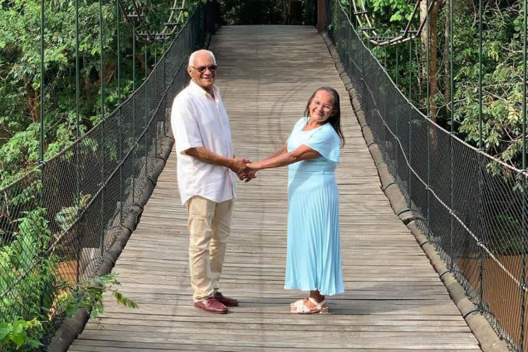 Dira Ferreira, de 70 anos, casou com o melhor amigo, Sebastião Inácio, de 73 anos. A filha de Dira, a fotógrafa Marina Neves, registrou a união