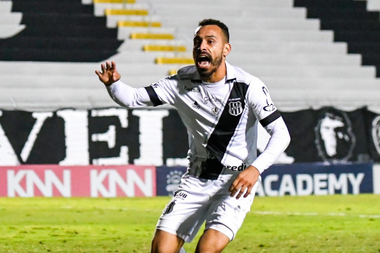 Atacante Moisés comemora gol no jogo Ponte Preta x Londrina, no Moisés Lucarelli, pela Série B 2021