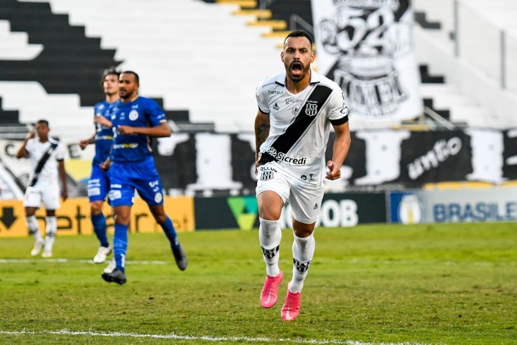 Atacante Moisés comemora gol no jogo Ponte Preta x Confiança, no Moisés Lucarelli, pela Série B 2021