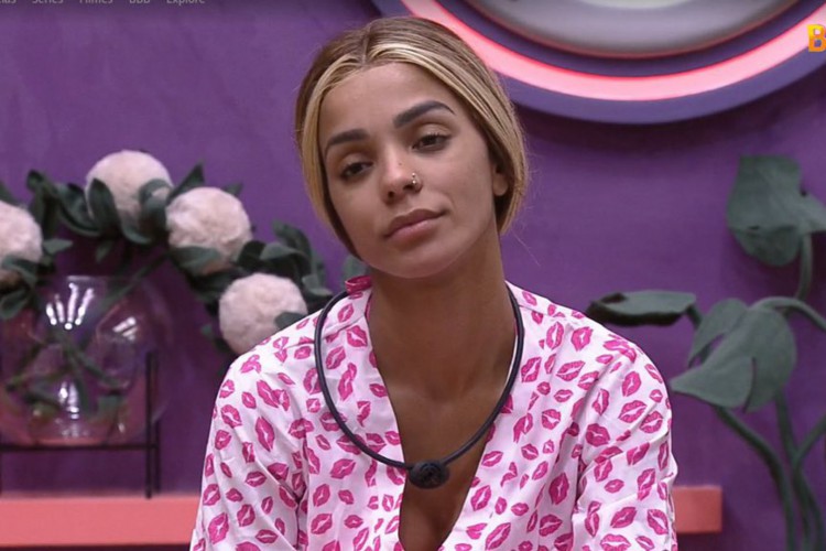 Brunna Gonçalves escuta participantes do BBB 22 elogiarem Anitta