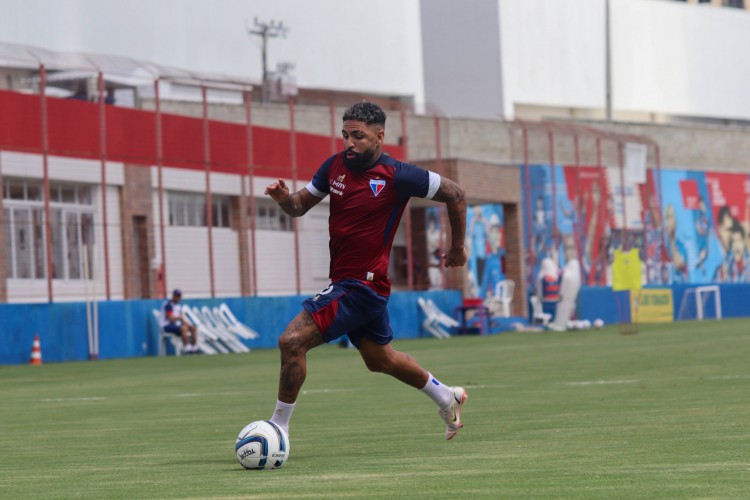 Atacante Romarinho com a bola em treino do Fortaleza no Centro de Excelência Alcides Santos, no Pici