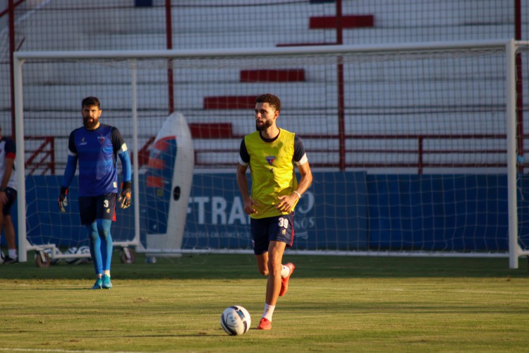 Zagueiro Wagner Leonardo com a bola em treino do Fortaleza no Centro de Excelência Alcides Santos, no Pici