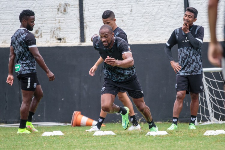 Zagueiro Luiz Otávio em treino físico do Ceará no estádio Carlos de Alencar Pinto, em Porangabuçu